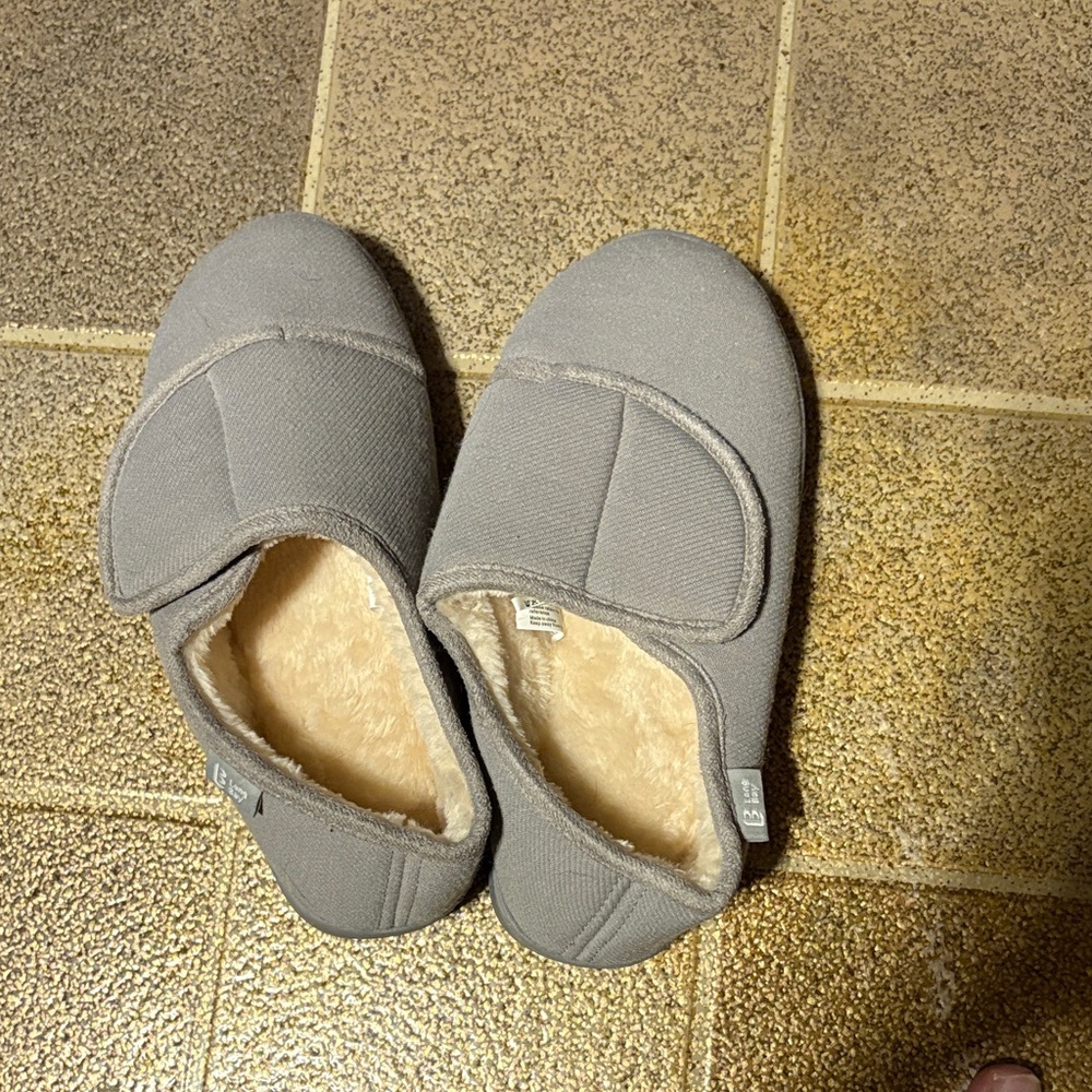 New women’s size 8 Gray Fleece-Lined Slippers